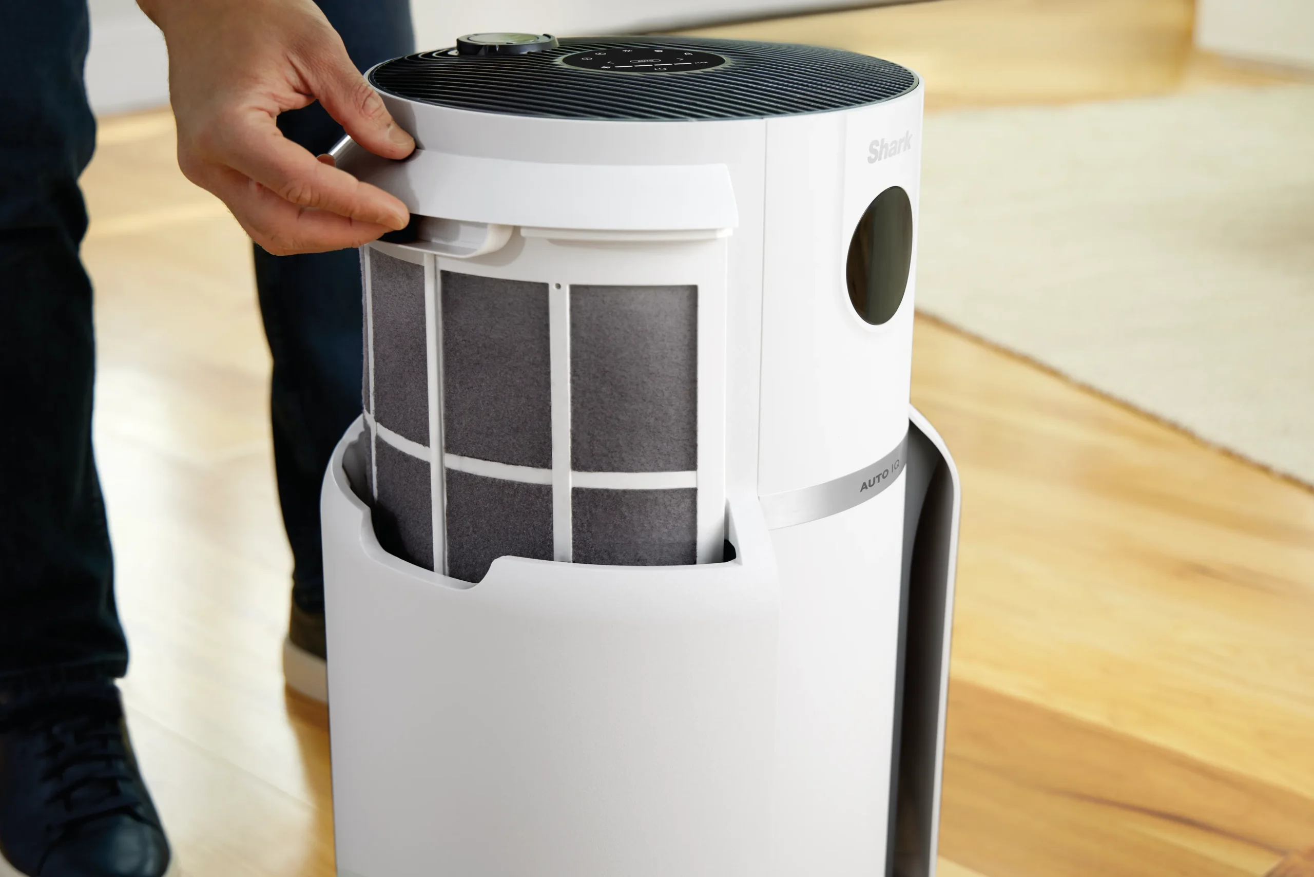 DAT-R_HP300EU_InUse_LivingRoom_RemoveFilter_Dirty_Man