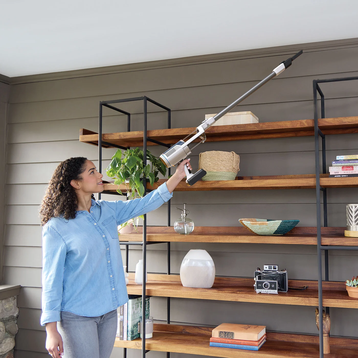 Shark-BU3521UK-InUse-LivingRoom-Bookshelf-Reach-DusterCreviceTool-Woman