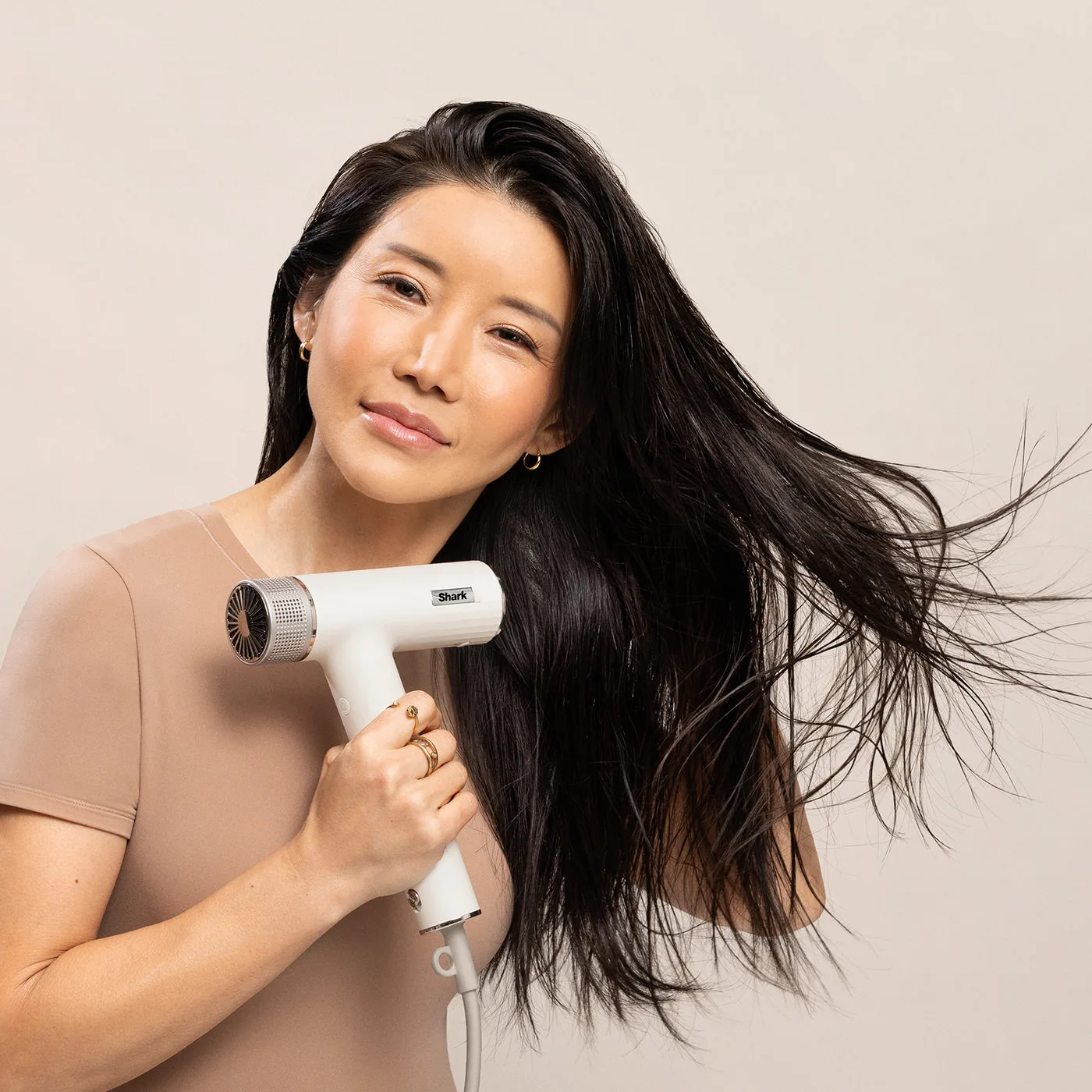 Shark-HD300-InUse-TwistBrush-MiNah-Styling5