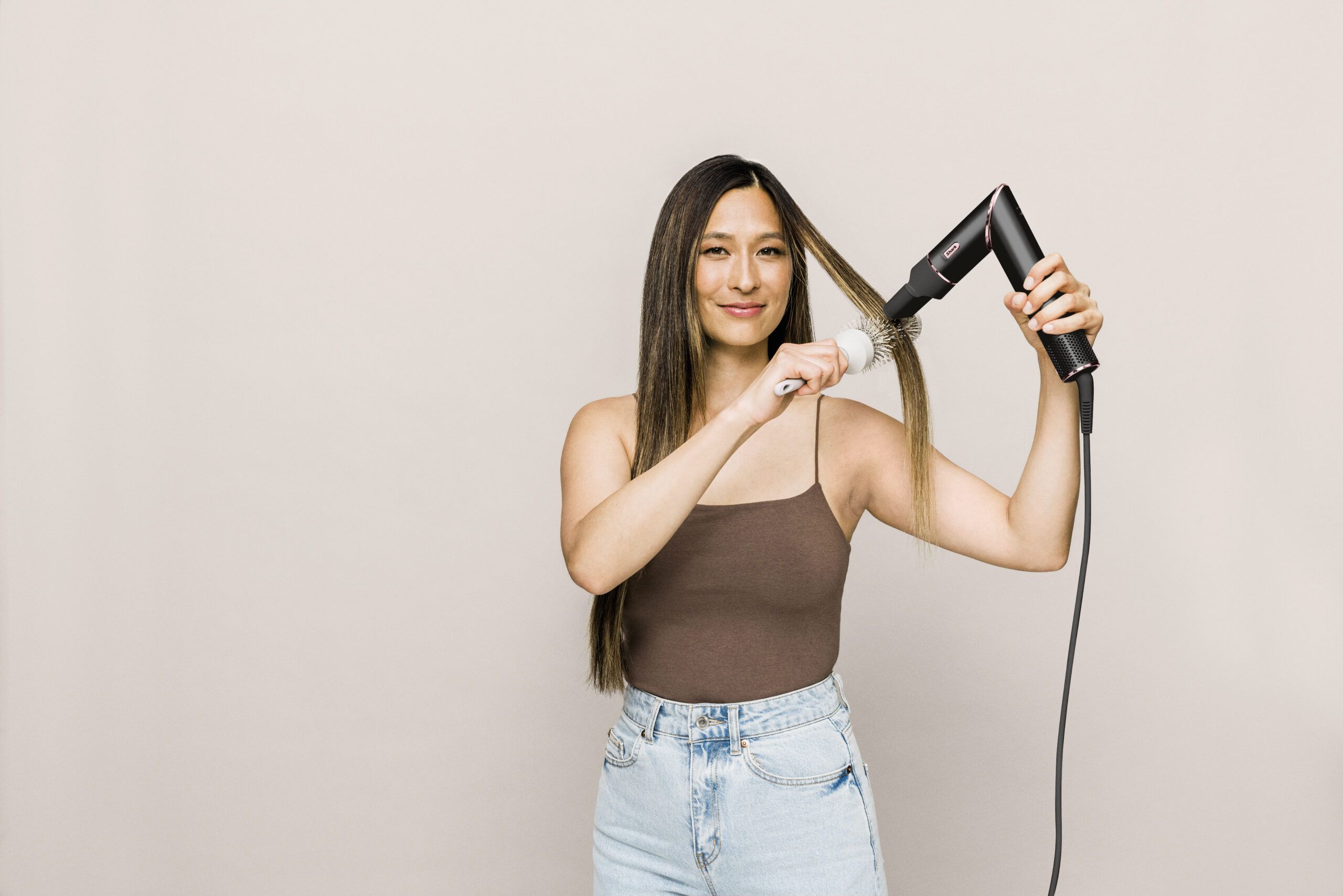 Shark-HD440UK-InUse-Concentrator-Joy-Styling-Front