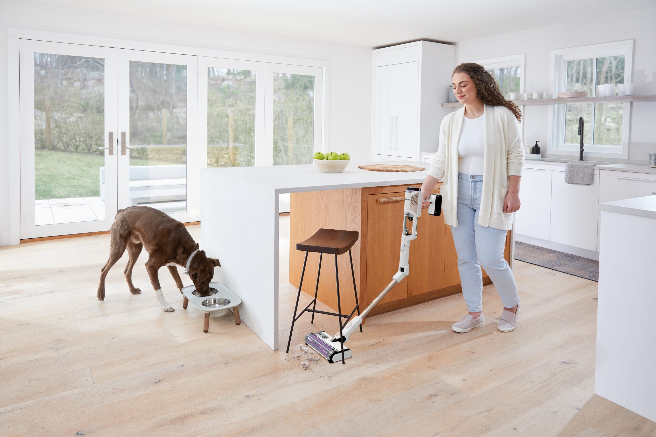 Shark-R-IW3611UKEU-InUse-Flex-Kitchen-HardFloor-Woman-Dog